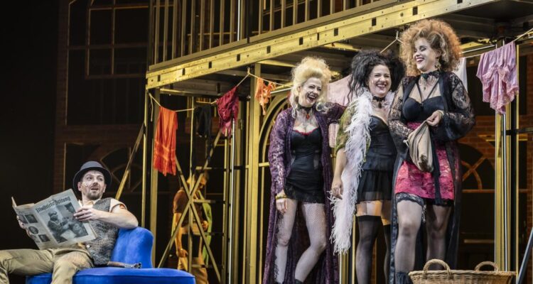 Adrian Thomser, Alexandra Riemann (Hure), Ewa Noack (Hure), Katharina Otte (Die Spelunken-Jenny) © Landestheater Detmold / Jochen Quast