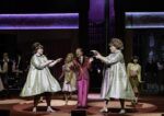 Antonia Tröstl (Tracy Turnblad), Mathias Schlung, Enrico De Pieri (Edna Turnblad), Ensemble © Bettina Stöß