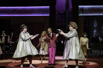 Antonia Tröstl (Tracy Turnblad), Mathias Schlung, Enrico De Pieri (Edna Turnblad), Ensemble © Bettina Stöß