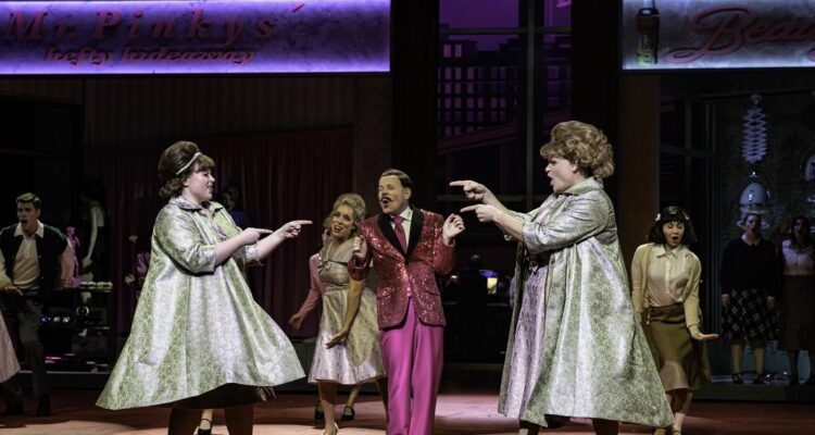 Antonia Tröstl (Tracy Turnblad), Mathias Schlung, Enrico De Pieri (Edna Turnblad), Ensemble © Bettina Stöß