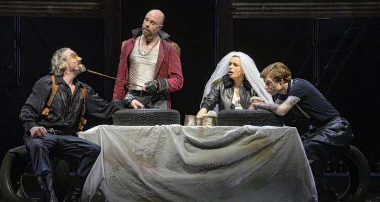 Alois Reinhardt, Daniel Stock (Macheath), Julia Kathinka Philippi (Polly Peachum), Jacob Z. Eckstein © Bettina Stöß
