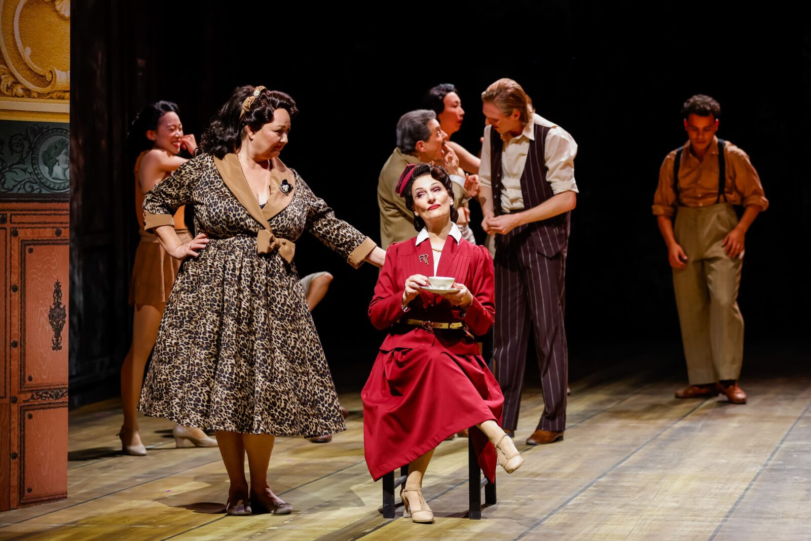 Tini Kainrath (Hattie), Patricia Nessy (Lilly / Katherine), Beppo Binder (Harry Trevor / Baptista), Alexander Findewirth (Gremio), Ensemble © Christian Husar