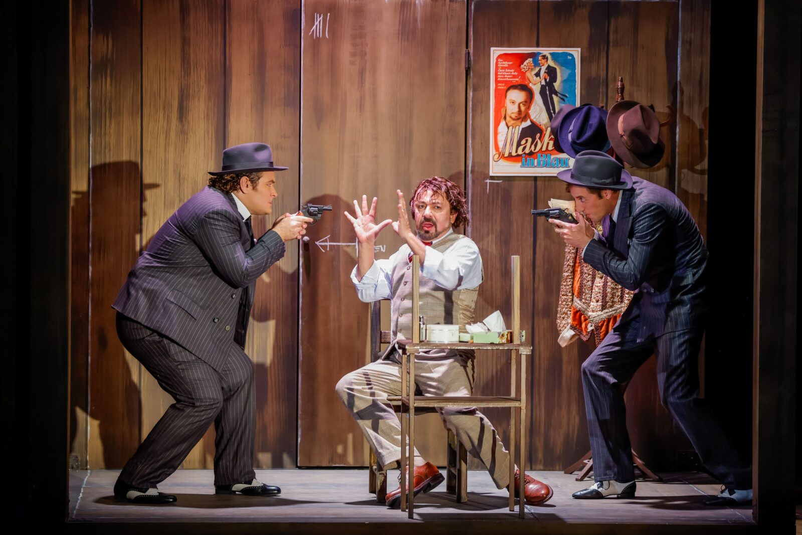 Markus Störk (Zweiter Ganove), Darius Merstein-MacLeod (Fred / Petrucchio), Florian Stanek (Erster Ganove) © Christian Husar