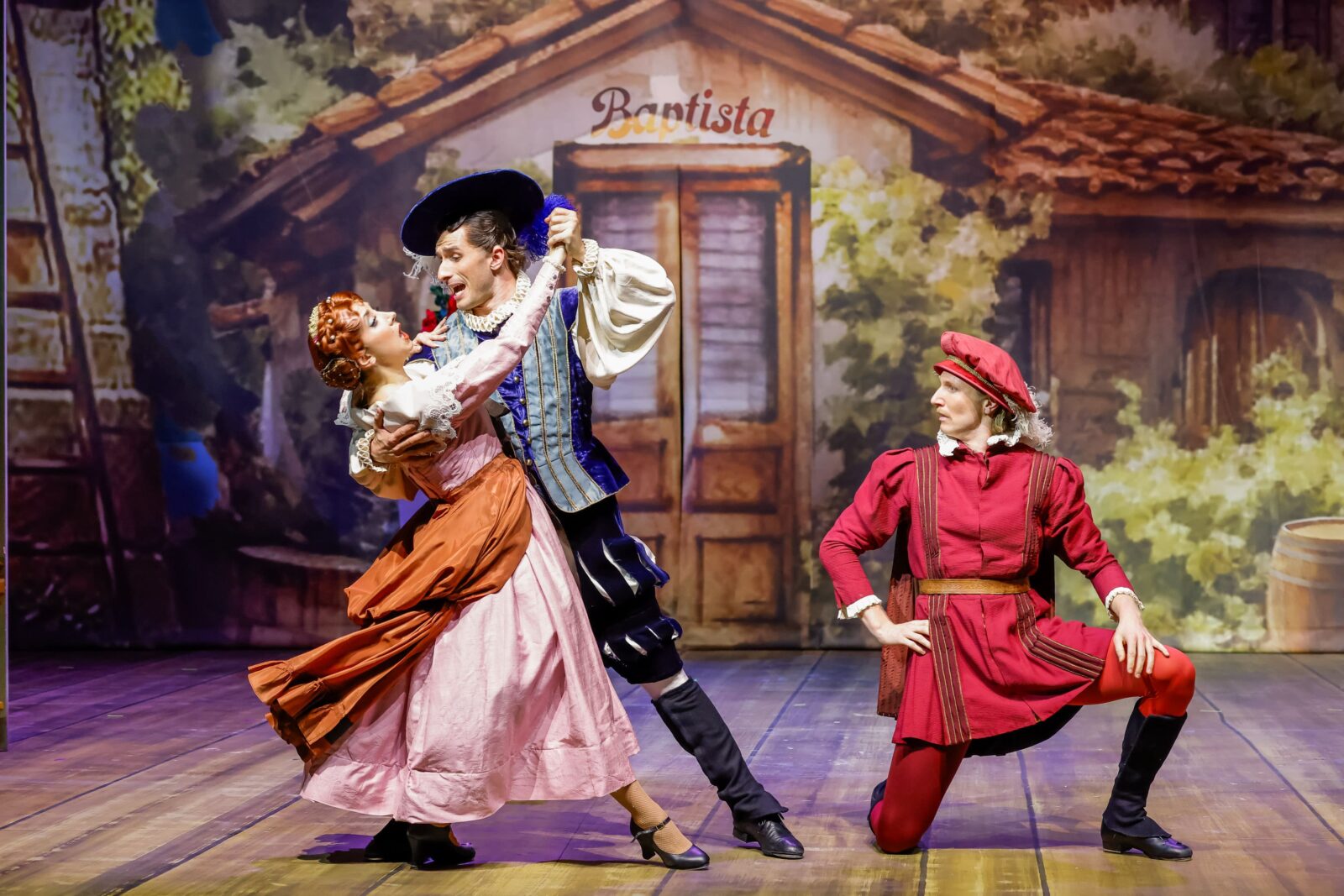 Marina Petkov (Lois Lana / Bianca), Steven Armin Novak (Bill Calhoun / Lucentio), Alexander Findewirth (Gremio) © Christian Husar