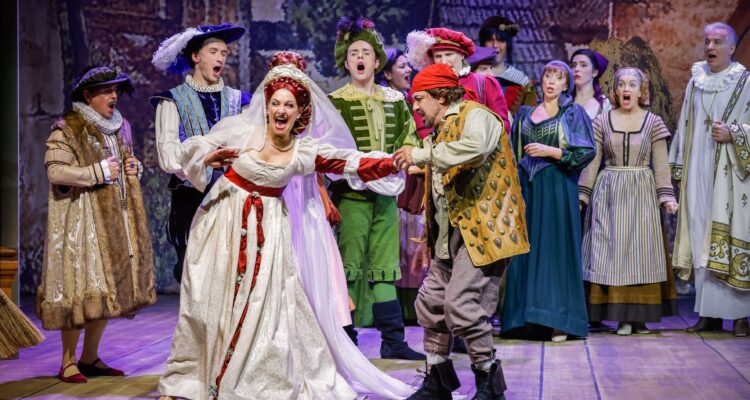 Patricia Nessy (Lilly / Katherine), Darius Merstein-MacLeod (Fred / Petrucchio), Beppo Binder (Harry Trevor / Baptista), Steven Armin Novak (Bill Calhoun / Lucentio), Lukas Weinberger (Hortensio), Alexander Findewirth (Gremio), Ensemble © Christian Husar