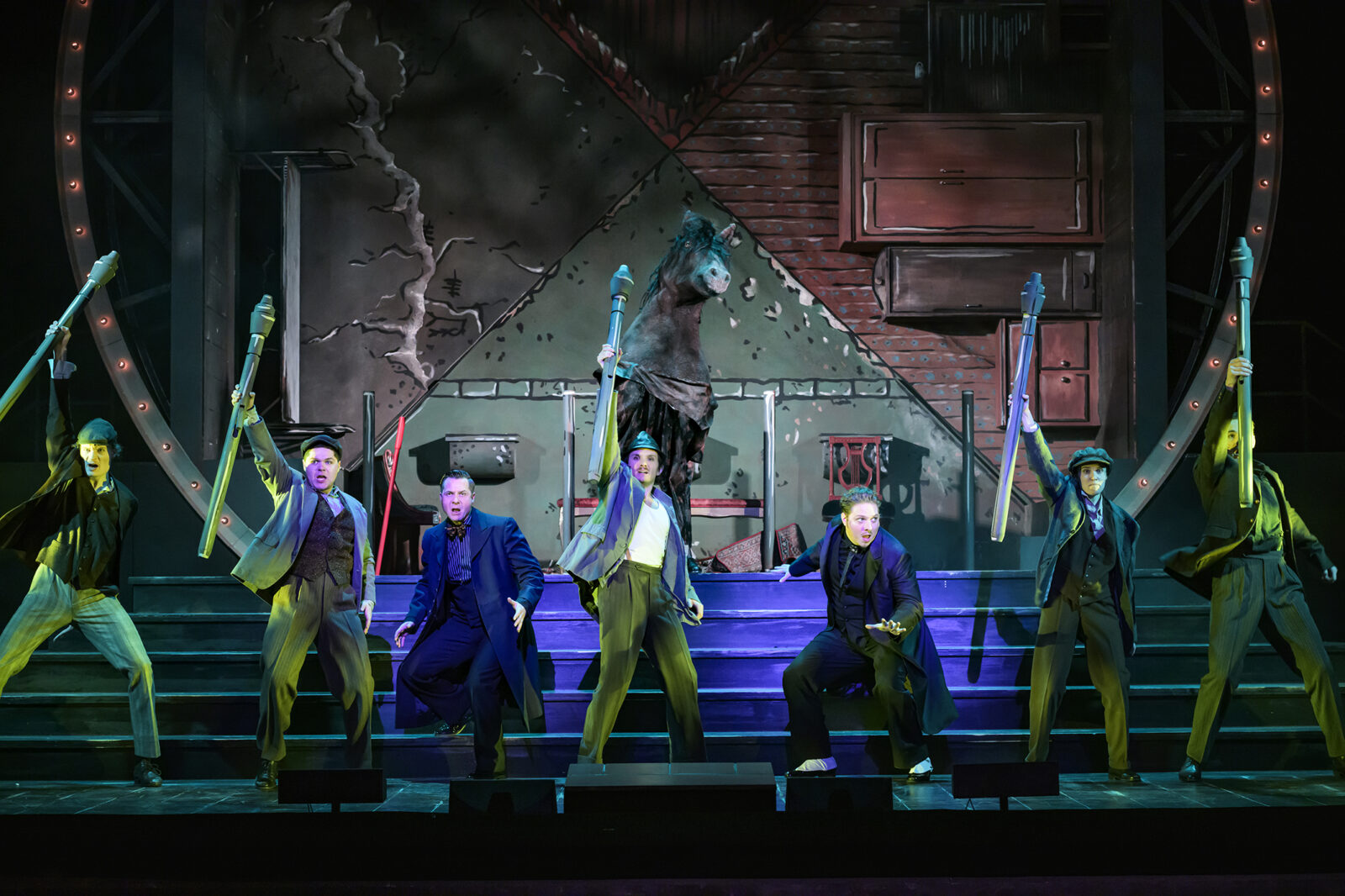 Hans Kittelmann (Brown), Nicolas Frederick Djuren (Mackie Messer), Ensemble © Bettina Stöß