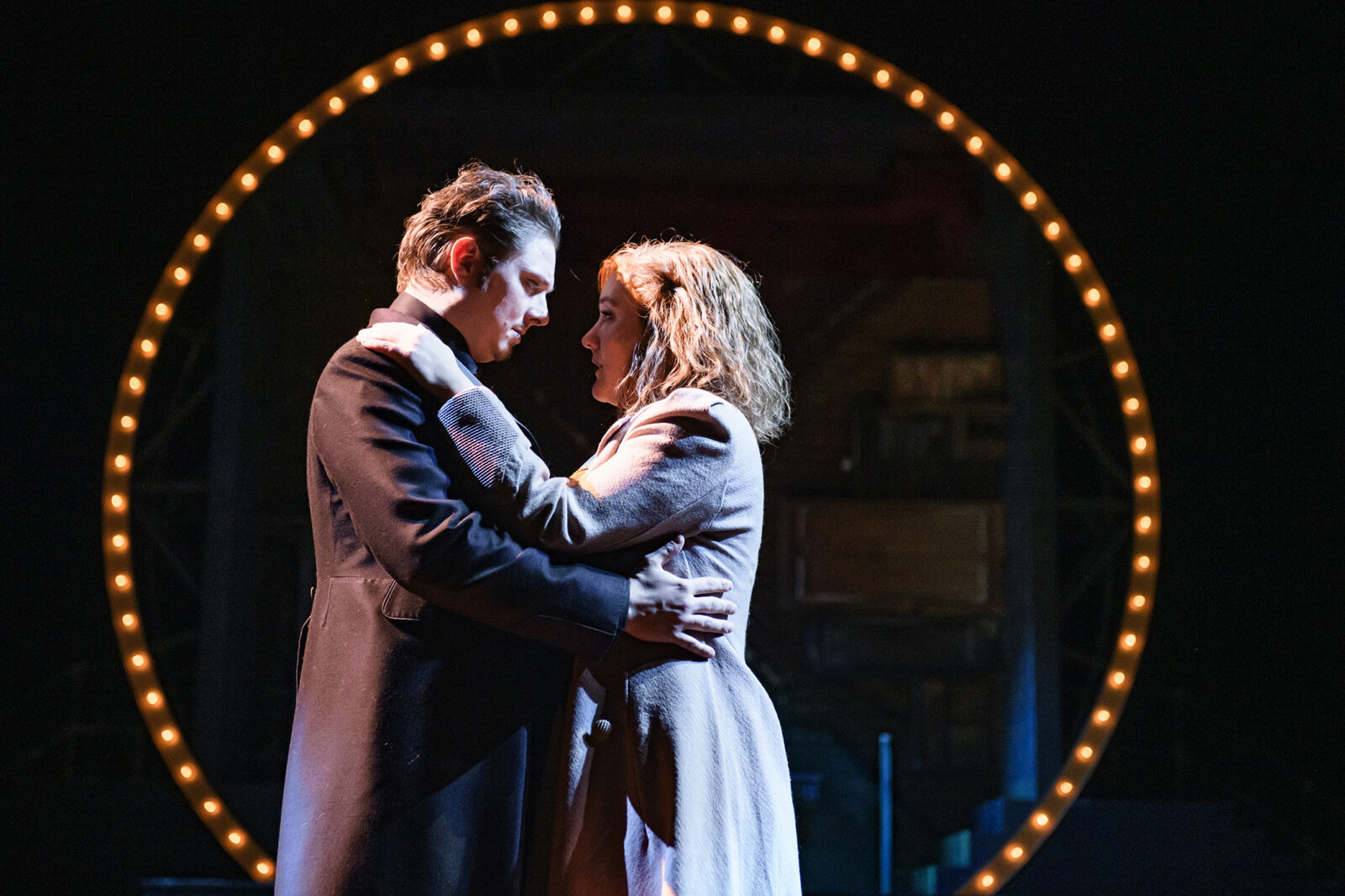 Nicolas Frederick Djuren (Mackie Messer), Inga Krischke (Polly) © Bettina Stöß