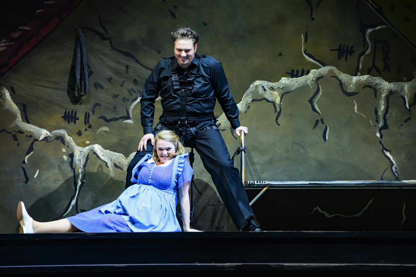 Chloë Morgan (Lucy), Nicolas Frederick Djuren (Mackie Messer) © Bettina Stöß