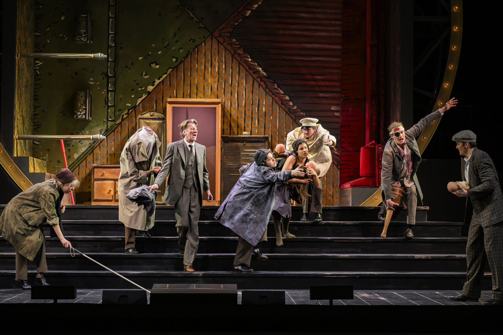 Michael von Au (Jonathan Peachum), Ensemble © Bettina Stöß