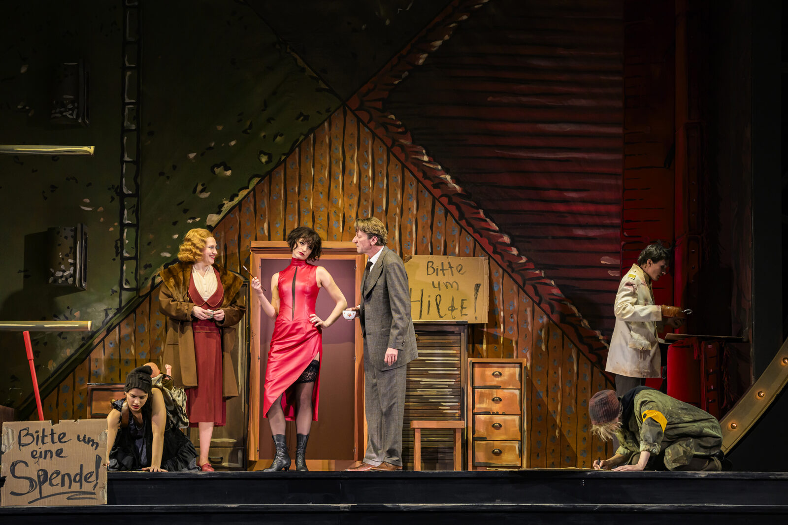 Lisa Mies (Celia Peachum), Corinna Scheurle (Spelunkenjenny), Michael von Au (Jonathan Peachum), Ensemble © Bettina Stöß