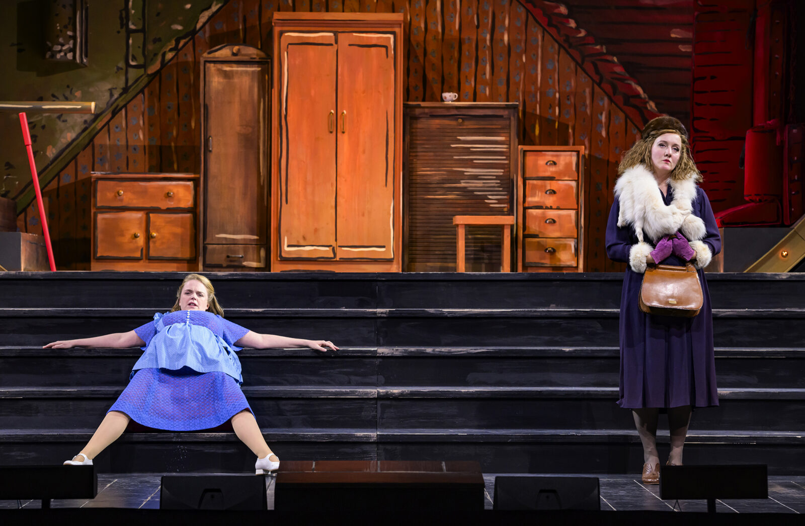 Chloë Morgan (Lucy), Inga Krischke (Polly Peachum) © Bettina Stöß