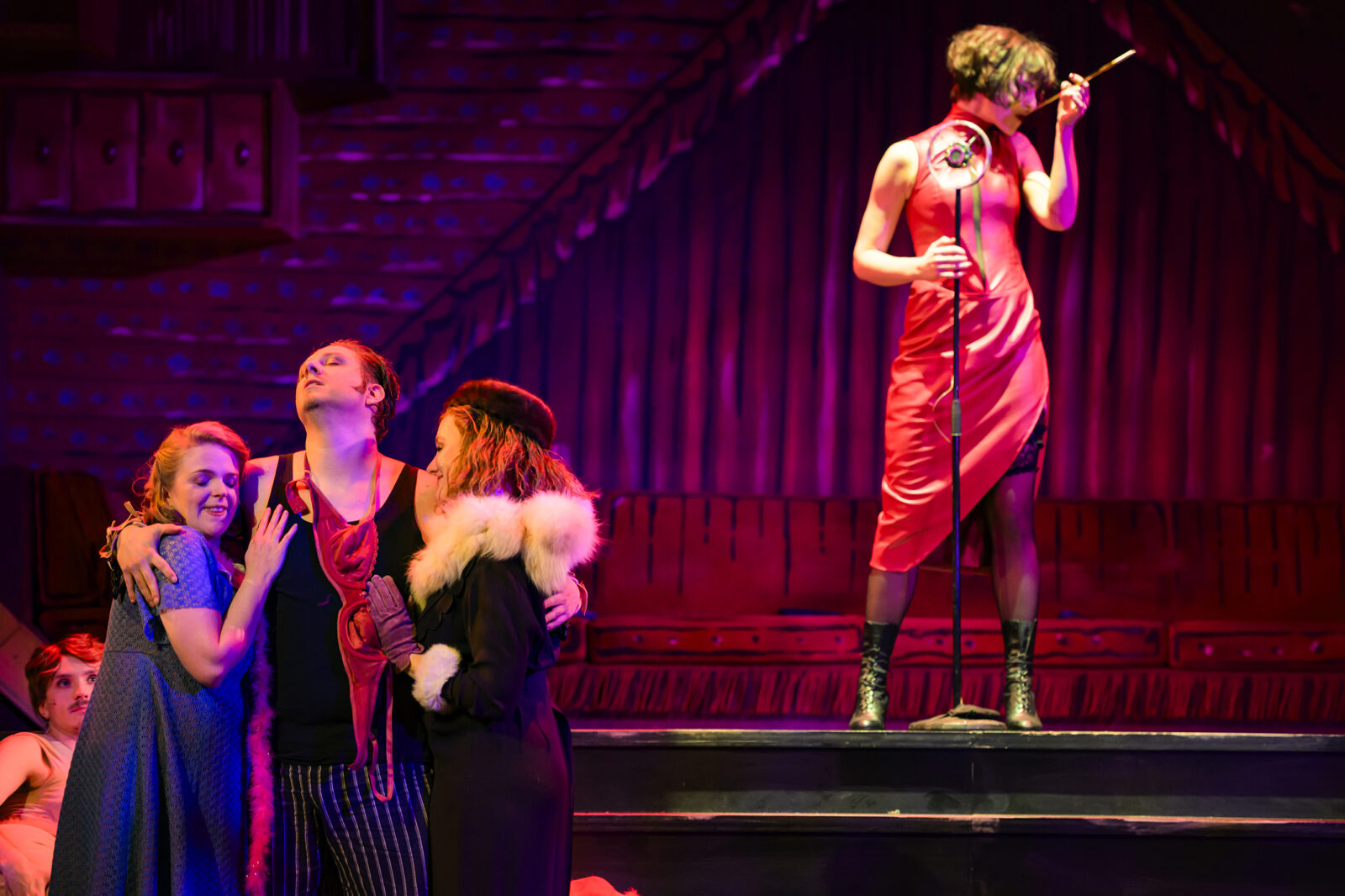 Chloë Morgan (Lucy), Nicolas Frederick Djuren (Mackie Messer), Inga Krischke (Polly Peachum), Corinna Scheurle (Spelunkenjenny) © Bettina Stöß