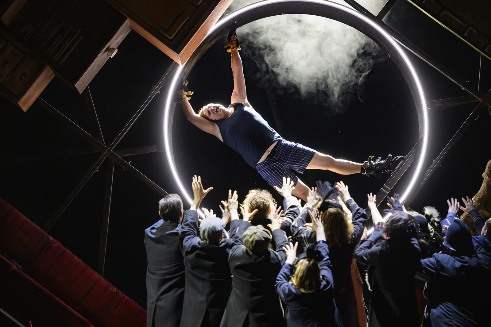 Nicolas Frederick Djuren (Mackie Messer), Ensemble © Bettina Stöß