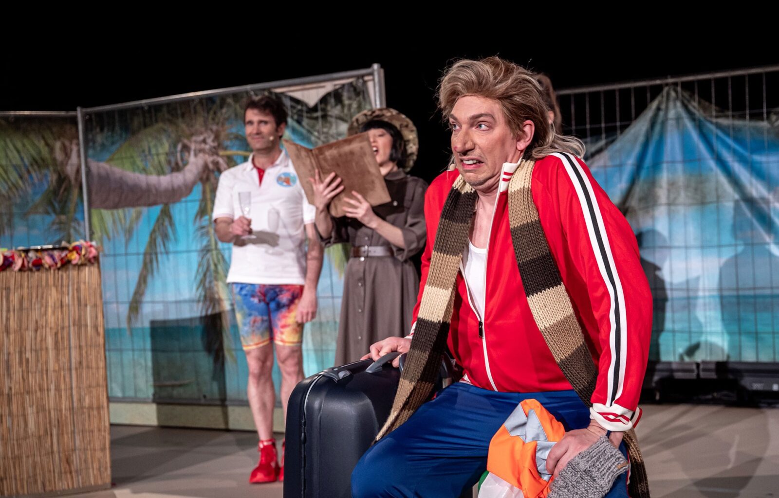 Frank Brunet (Edwin), Klara Gmiter (Frau Dr. Wenger), Daniel Heinz (Karl-Heinz) © Udo Krause / theater-schwedt