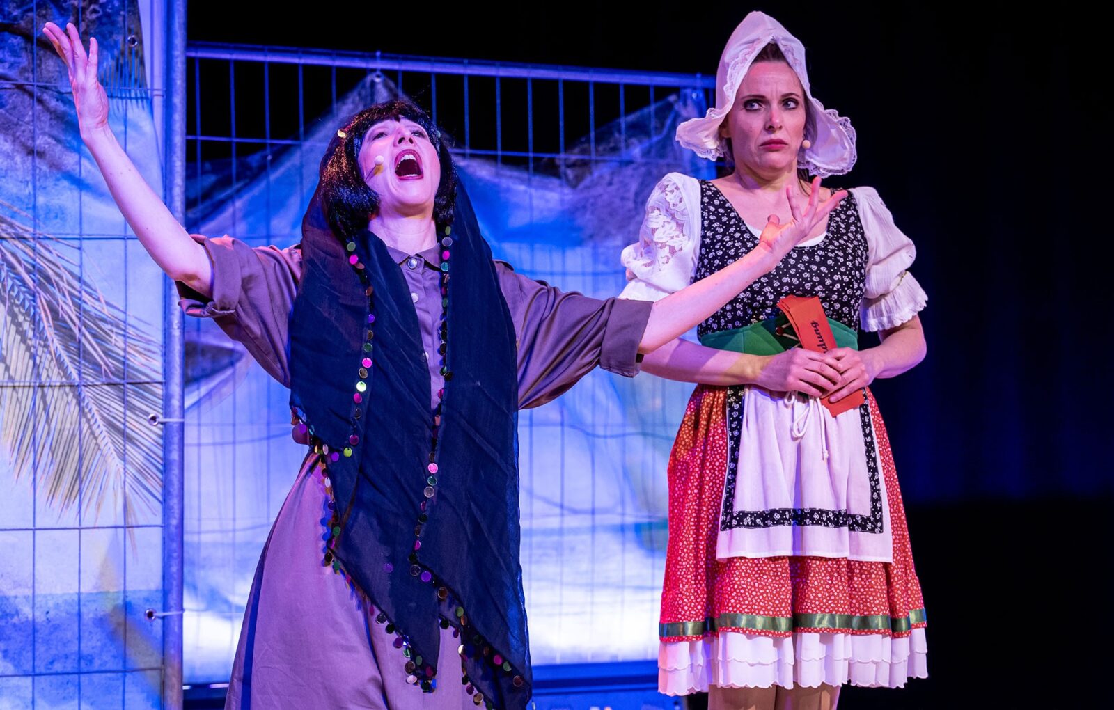 Klara Gmiter (Frau Dr. Wenger), Saskia Dreyer (Biggi) © Udo Krause / theater-schwedt
