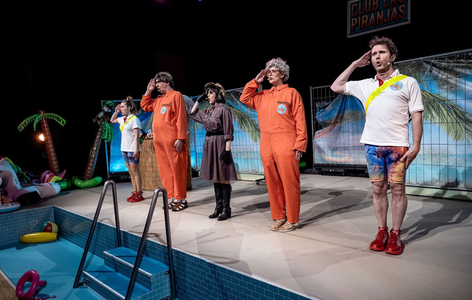 Saskia Dreyer (Biggi), Daniel Heinz (Kurt), Klara Gmiter (Frau Dr. Wenger), Madlen Wegner (Herta), Frank Brunet (Edwin) © Udo Krause / theater-schwedt