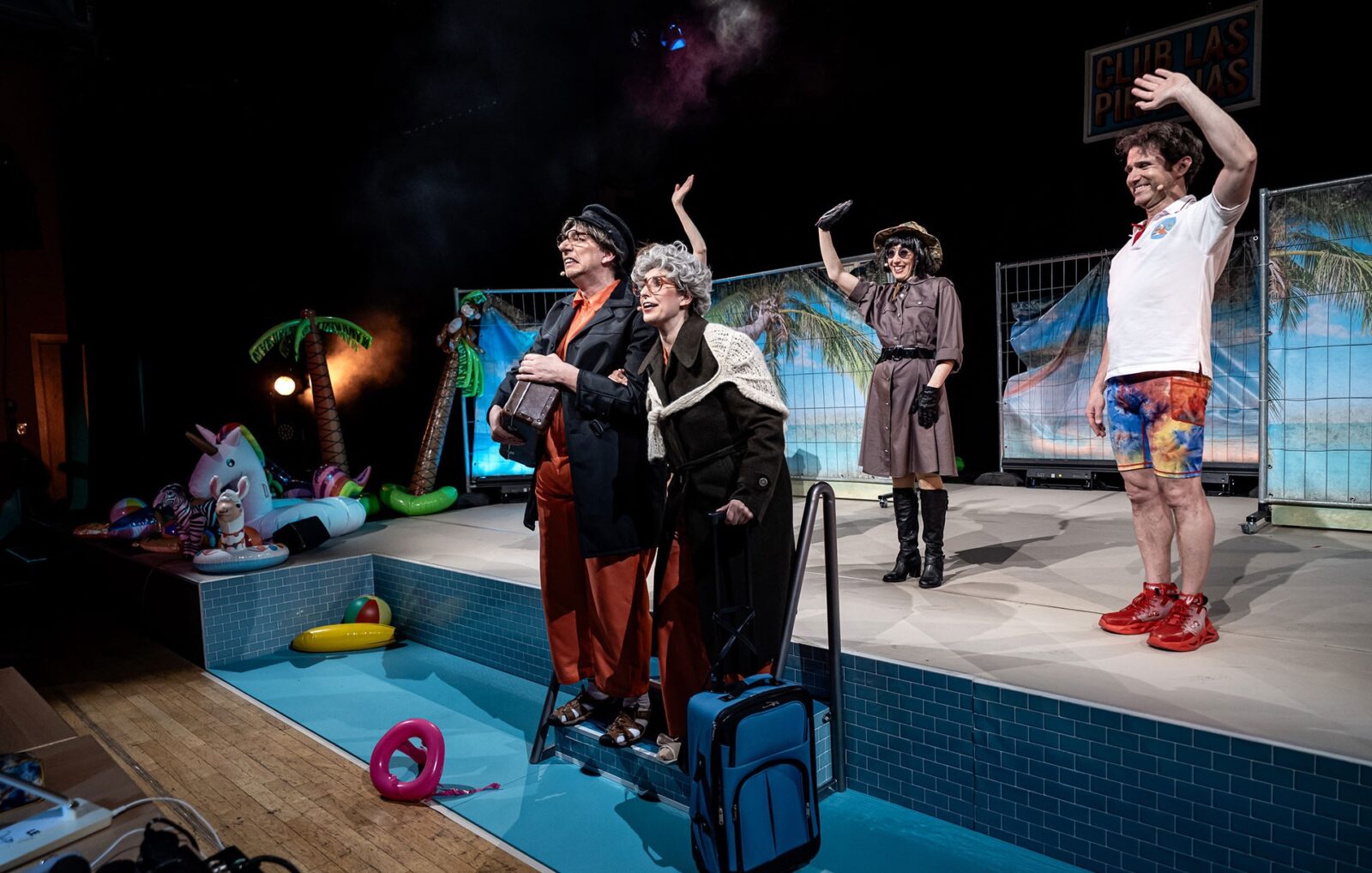 Daniel Heinz (Kurt), Madlen Wegner (Herta), Klara Gmiter (Frau Dr. Wenger), Frank Brunet (Edwin) © Udo Krause / theater-schwedt