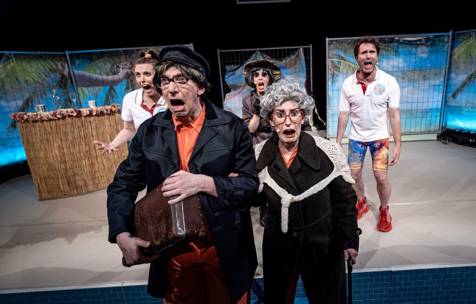 Saskia Dreyer (Biggi), Daniel Heinz (Kurt), Klara Gmiter (Frau Dr. Wenger), Madlen Wegner (Hera), Frank Brunet (Edwin) © Udo Krause / theater-schwedt