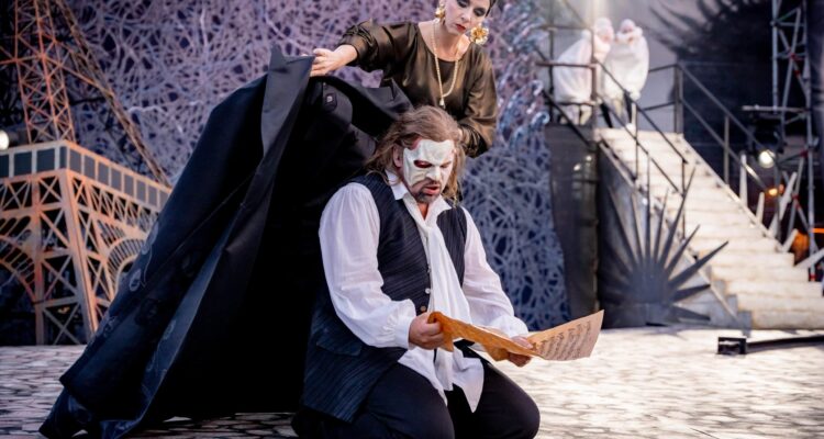 Manja Stein (Madame Giry), Patrick Stanke (Phantom) &copy; Andreas Lander
