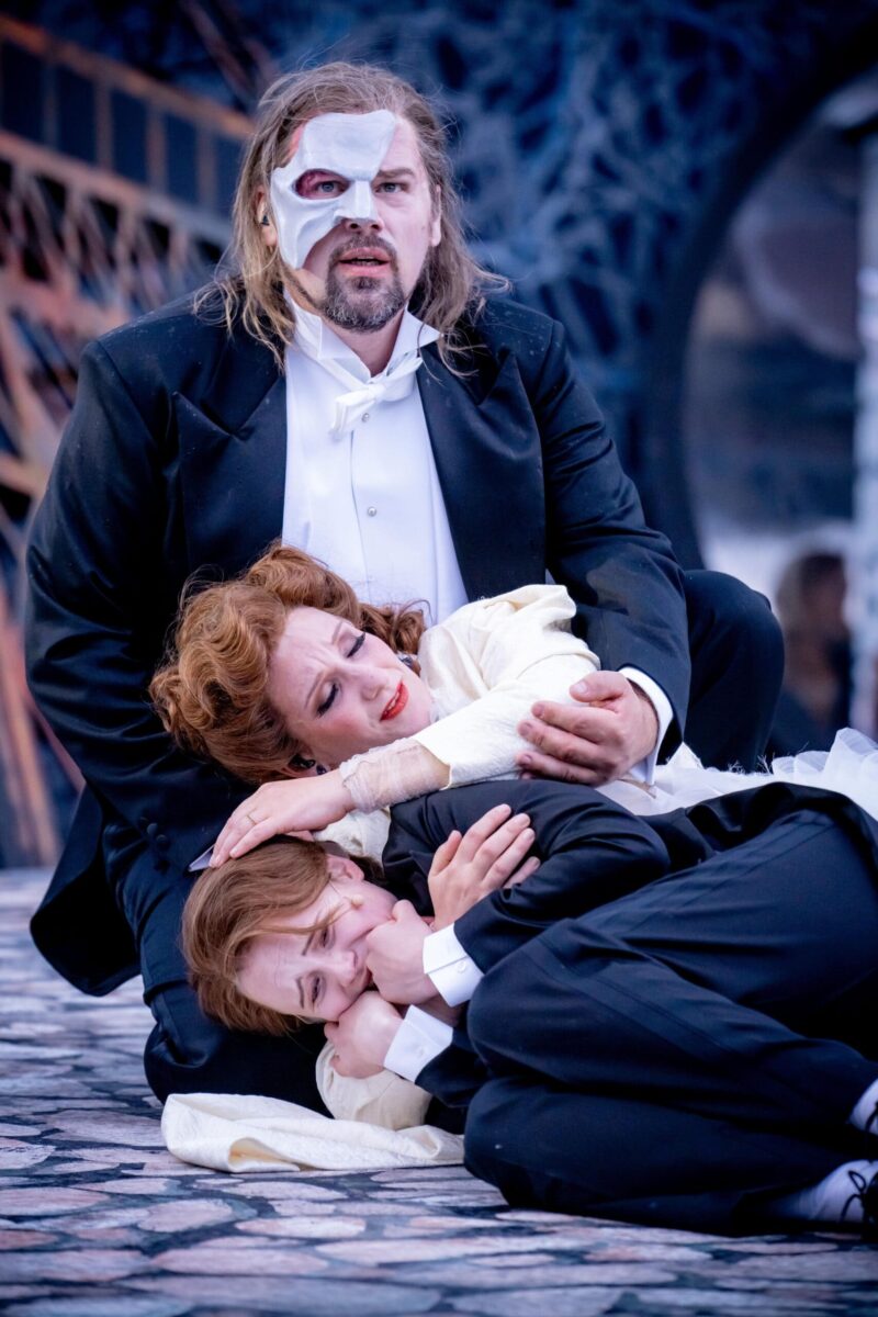 Patrick Stanke (Phantom), Martina Lechner (Christine Daaé), Sarah Gadinger (Gustave) &copy; Andreas Lander