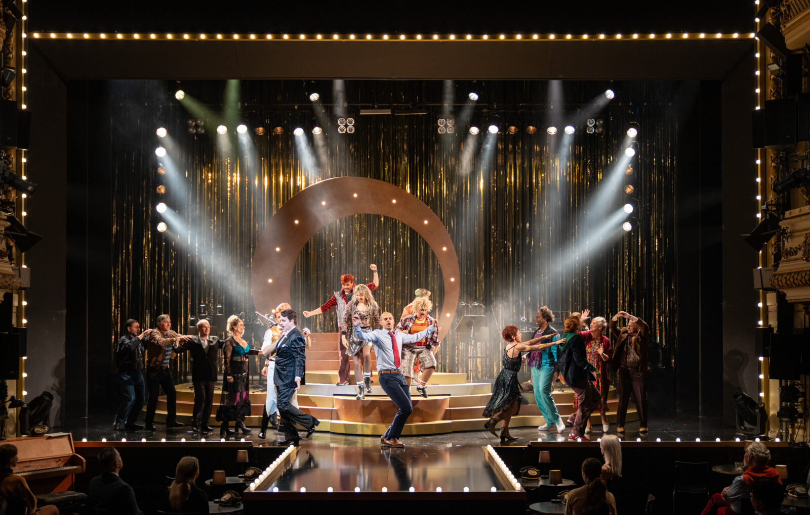 Ihor Salo, Sandro Monti, Ryan Stoll, Andreas Lütje (Freier) mit Kira Primke (Frl. Kost),, Paul Brady (Conferencier), Oriol Sanchez i Tula und Sarah Steinerner (Kit Kats), Hagen Bär (Ernst Ludwig), Judith Urban (Kit Kat), Sophia Euskirchen (Sally Bowles), Christopher Hemmans (Kit Kat), Moritz Carl Winklmayr (Clifford Bradshaw), Heike Jonca (Frl Schneider) und Thomas Marx (Herr Schultz) © Stephan Walzl