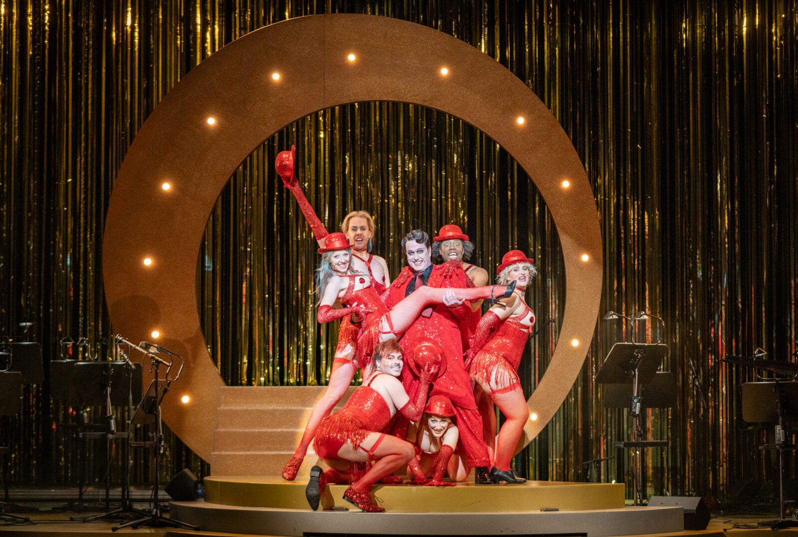 Kammersänger Paul Brady (Conferencier) mit den Kit Kats (Sarah Steinemer, Evert Bakker, Oriol Sanchez i Tula, Yoko El Edrisi, Christopher Hemmans, Judith Urban) © Stephan Walzl