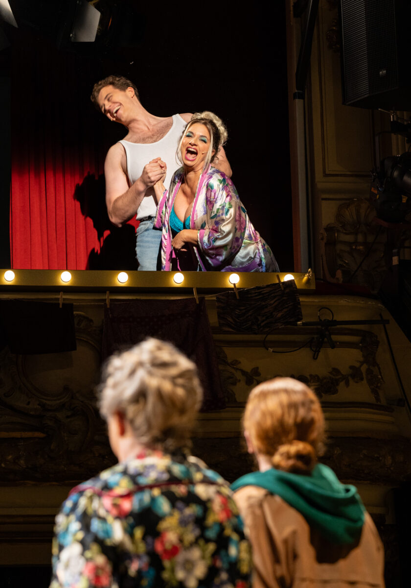 Ryan Stoll (ein Freier), Kira Primke (Fräulein Kost), im Vordergrund Heike Jonca (Fräulein Schneider), Moritz Carl Winklmayr (Clifford Bradshaw) © Stephan Walzl