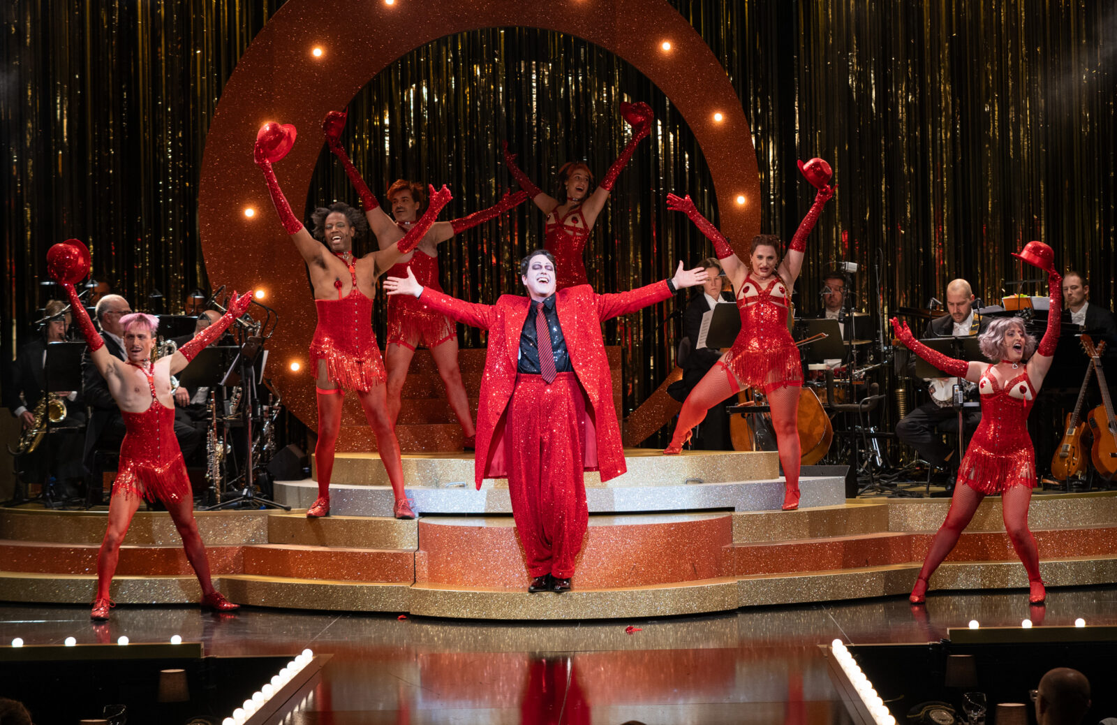 KS Paul Brady (Conferencier) und die Kit Kats (von links nach rechts: Richie Patrocinio, Christopher Hemmans, Oriol Sanchez i Tula, Pia Wäbs, Judith Urban, Grace Simmons) © Stephan Walzl