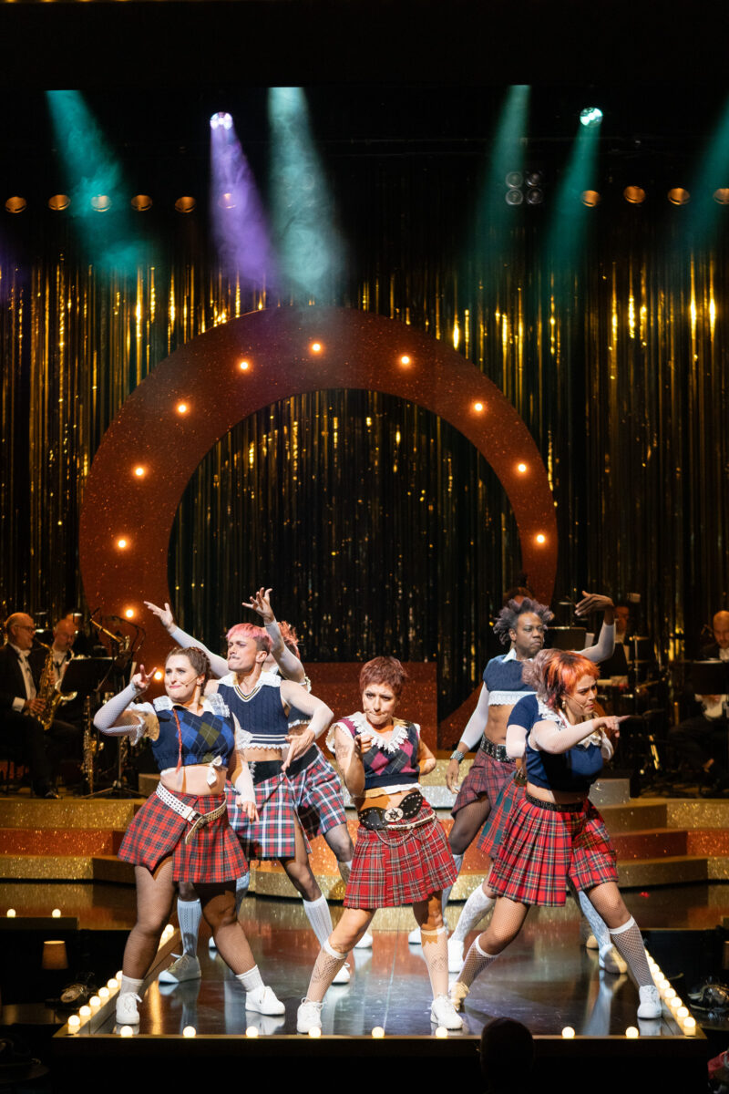 Sophia Euskirchen (Sally Bowles) und die Kit Kats (zu erkennen von links nach rechts Judith Urban, Richie Patrocinio, Christoph Hemmans, Pia Wäbs) © Stephan Walzl