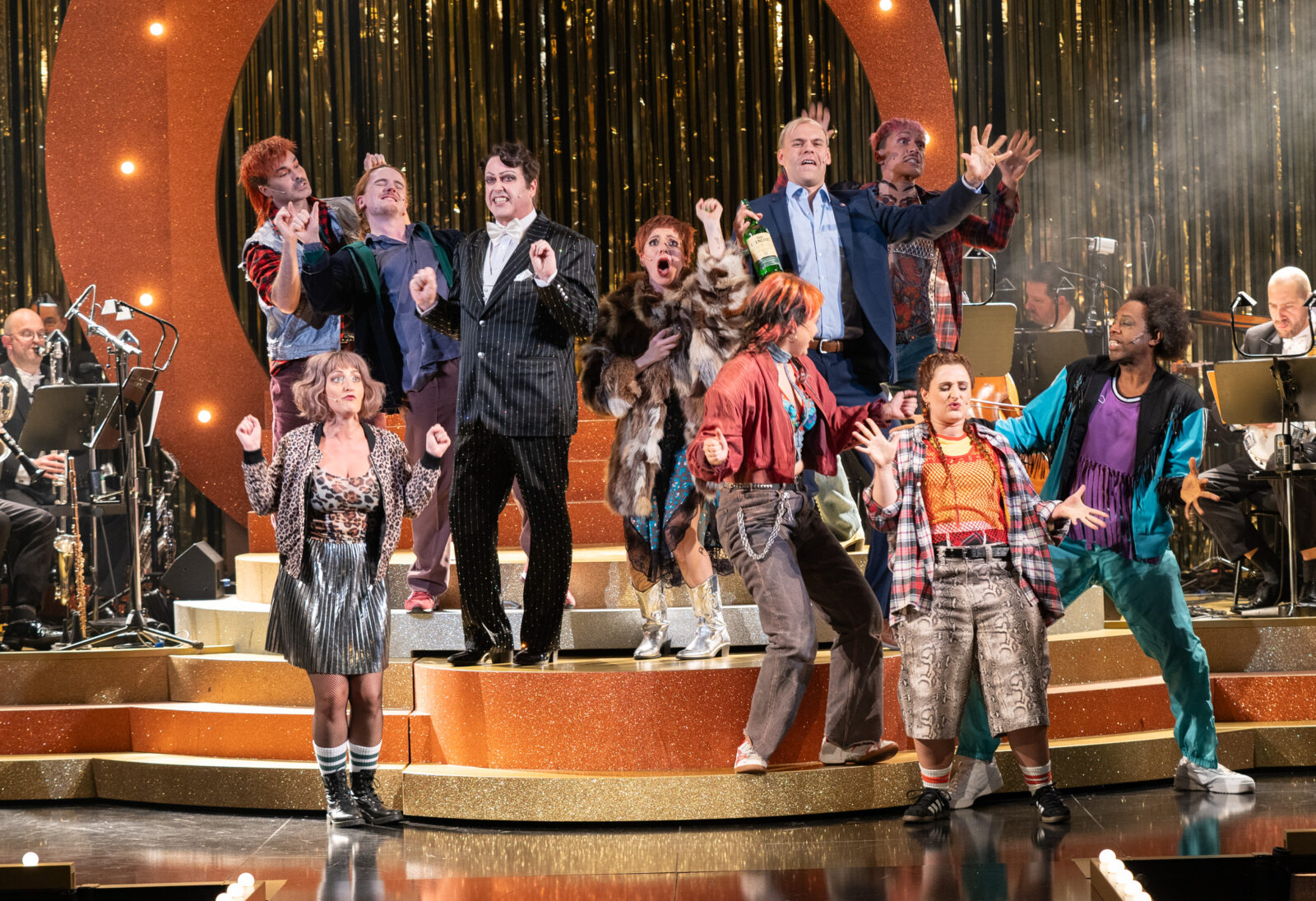 Oriol Sanchez i Tula und Grace Simmons (Kit Kats), Moritz Carl Winklmayr (Clifford Bradshaw), KS Paul Brady (Conferencier), Sophia Euskirchen (Sally Bowles), Pia Wäbs (Kit Kat), Hagen Bär (Ernst Ludwig), Richie Patrocinio, Judith Urban und Christoph Hemmans (Kit Kats) © Stephan Walzl