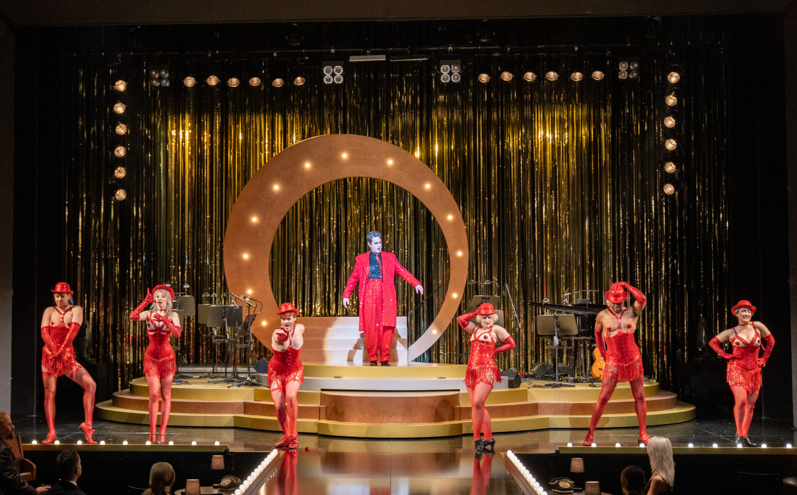 Evert Bakker, Sarah Steinemer und Oriol Sanchez I Tula (Kit Kats), KS Paul Brady (Conferencier), Judith Urban, Christopher Hemmans, Yoko El Edrisi (Kit Kats) © Stephan Walzl