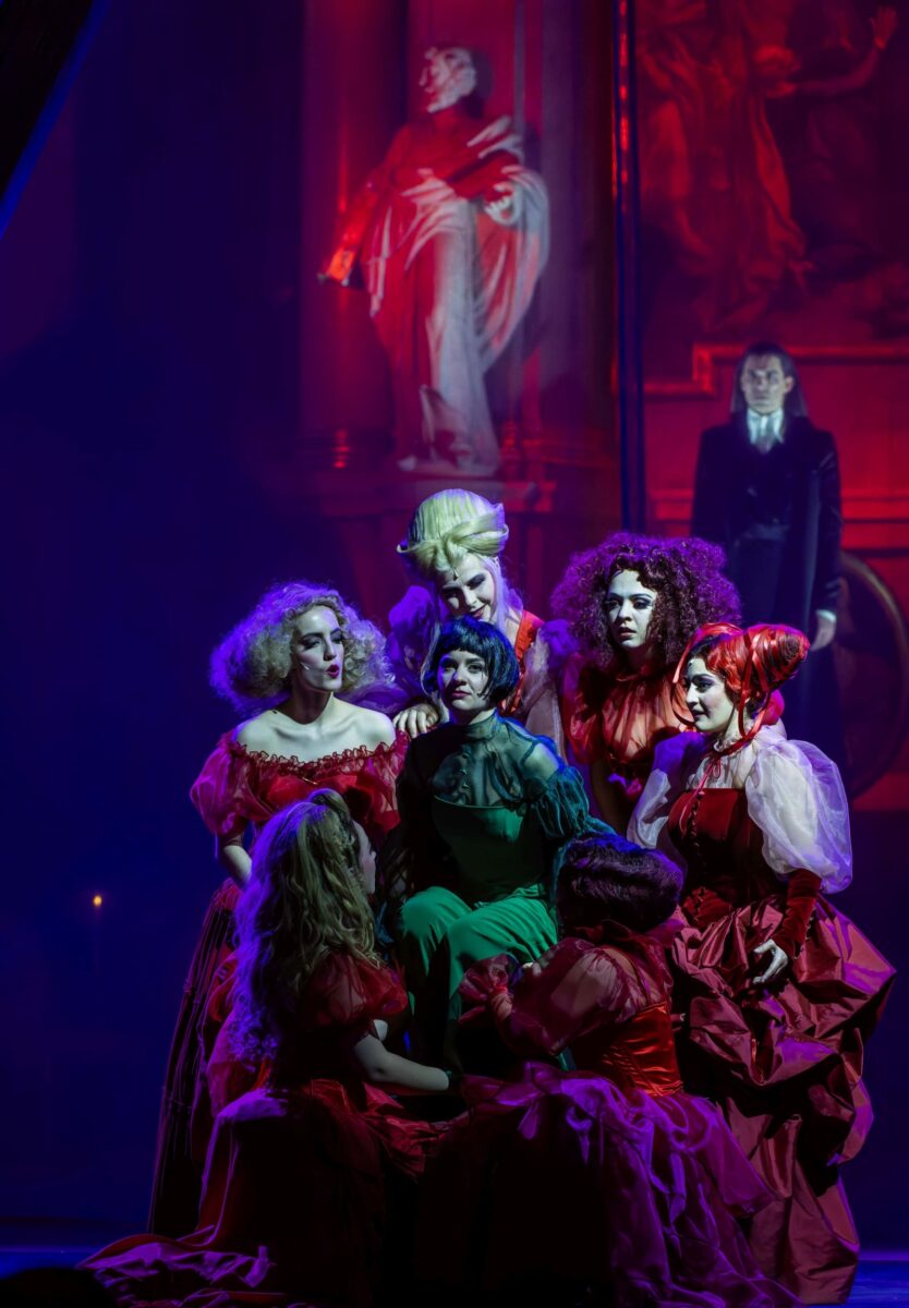 Michaela Bär (Lucy), Alexander Donesch (Dracula), Ensemble © Detlev Müller