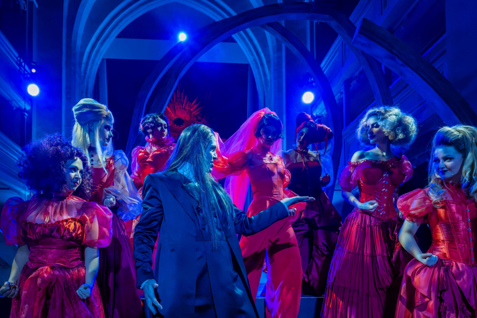 Alexander Donesch (Dracula), Ensemble © Detlev Müller