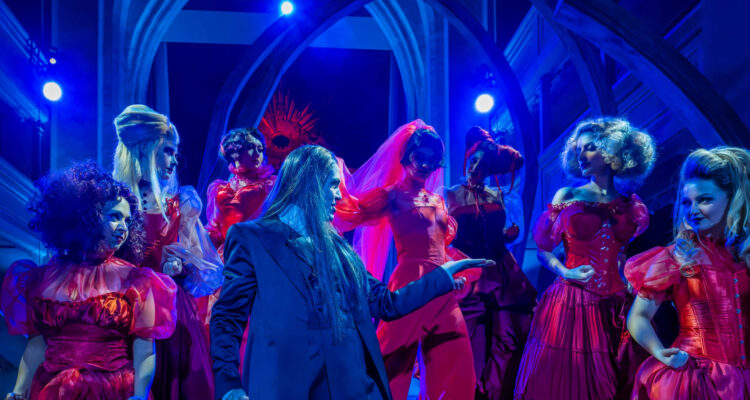 Alexander Donesch (Dracula), Ensemble © Detlev Müller