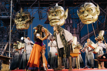 Sharon Isabelle Rupa (Esmeralda), Denis Riffel (Quasimodo), Ensemble © Thunerseespiele