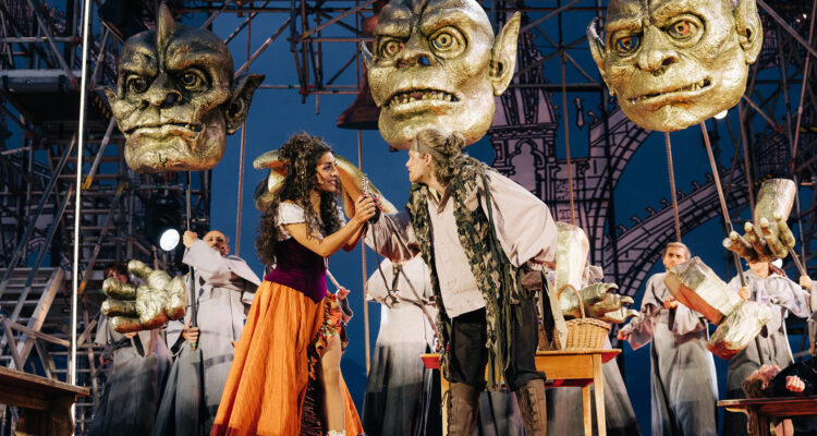 Sharon Isabelle Rupa (Esmeralda), Denis Riffel (Quasimodo), Ensemble &copy; Thunerseespiele