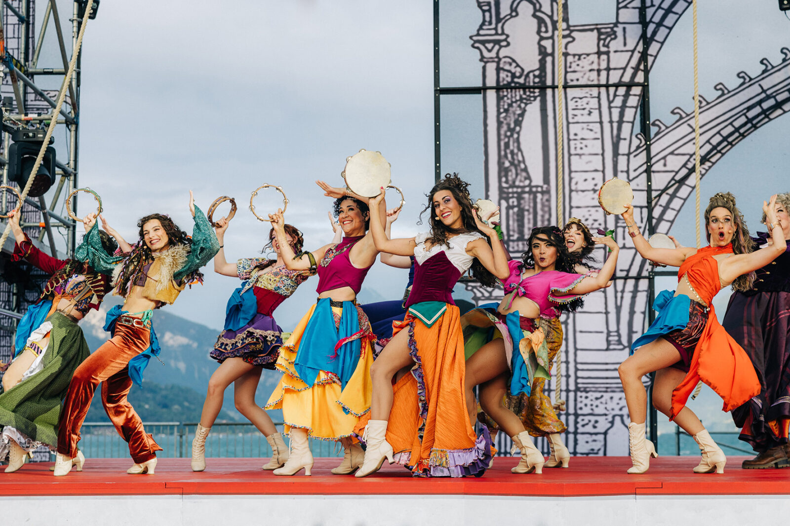 Sharon Isabelle Rupa (Esmeralda), Ensemble &copy; Thunerseespiele