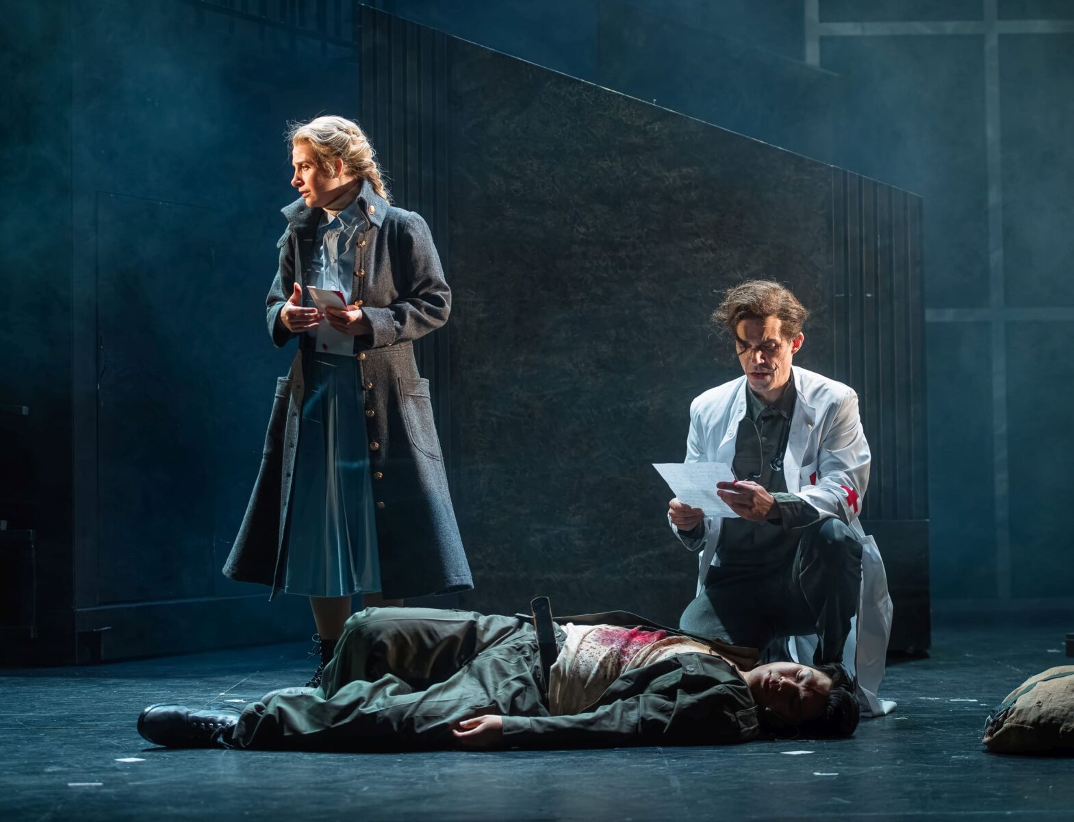 Anna Burger (Lara Guichard), Alexander Donesch (Jurij Schiwago) und Juhyuk Kim (Yanko / Mischa) © Albrecht Holländer