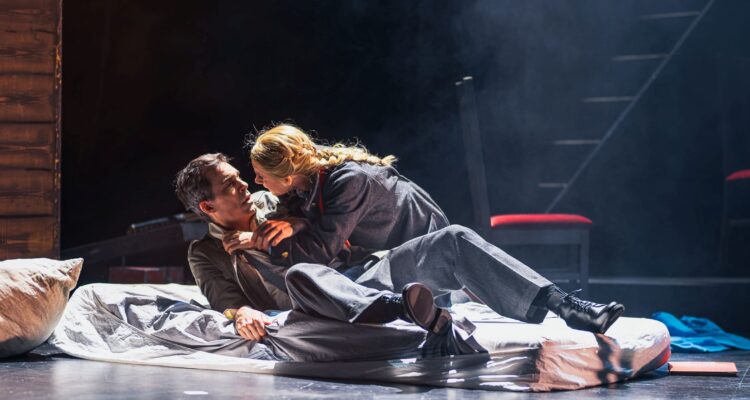 Alexander Donesch (Jurij Schiwago) und Anna Burger (Lara Guichard) © Albrecht Holländer