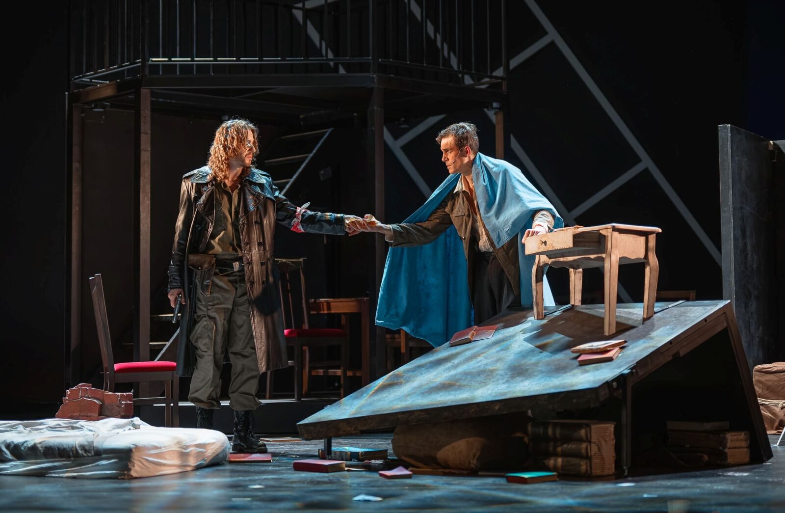 Yannik Gräf (Pavel) und Alexander Donesch (Jurij Schiwago) © Albrecht Holländer