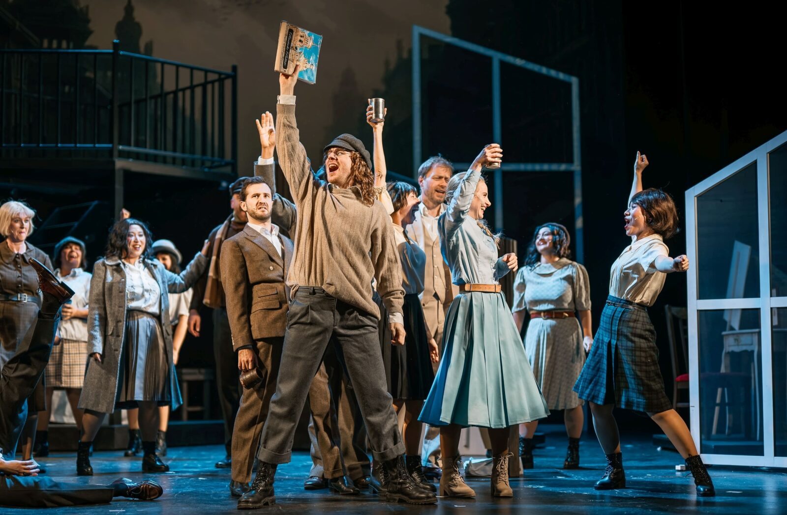 Yannik Gräf (Pavel) und Ensemble © Albrecht Holländer