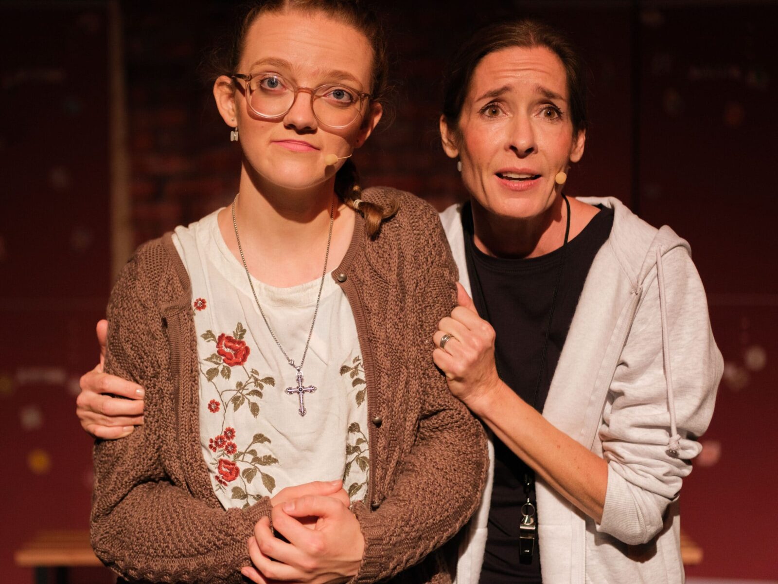 Nele Schüssler (Carrie White), Angela di Martino (Ms. Gardner) © Hasret Sahin