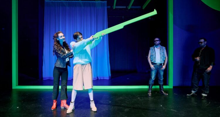 Marlene Goksch (Käthchen), Richard Kipp (Wilhelm), David Liske (Robert), Magnus Pflüger (Wilhelms Onkel) © Tonne / Armbruster