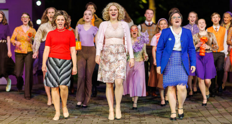 Svenia Koch (Violet Newstead), Luca Derwig (Doralee Rhodes), Vanessa Versen (Judy Bernly) und Ensemble in "9 to 5" © Freilichtbühne Bökendorf e. V. | Björn Leisten