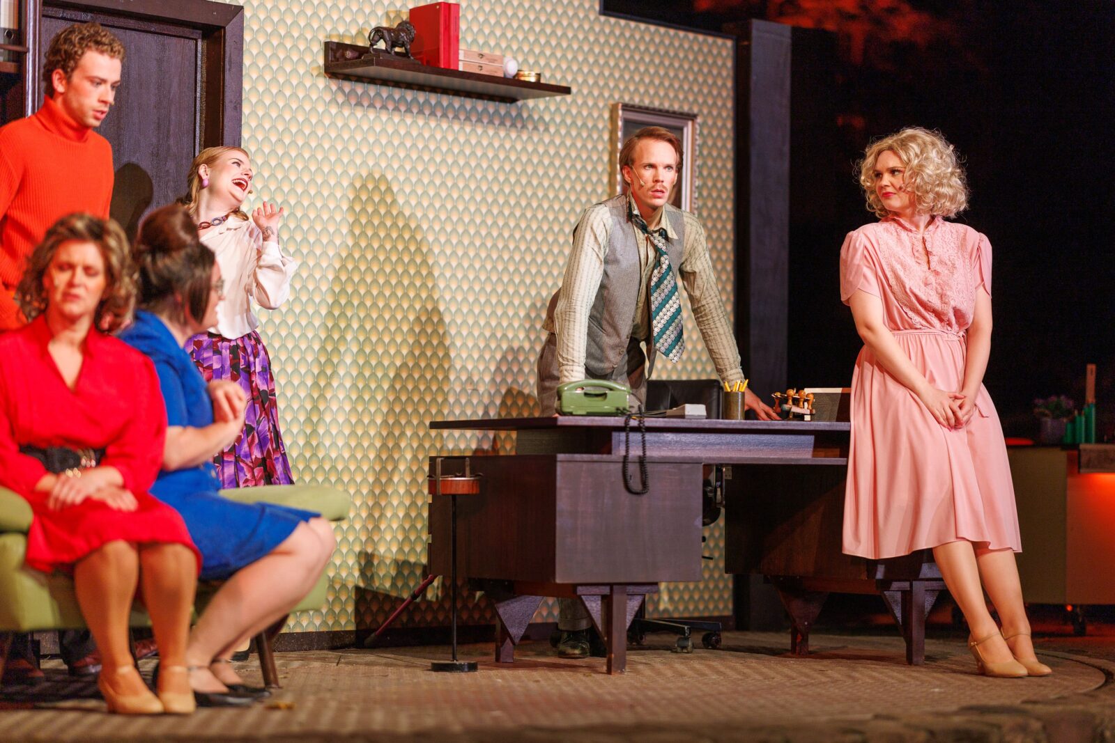 Ensemble, Jonas Fromme (Franklin Hart Jr.), Luca Derwig (Doralee Rhodes) in "9 to 5" © Freilichtbühne Bökendorf e. V. | Björn Leisten