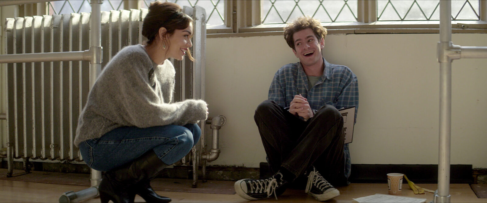 Vanessa Hudgens (Karessa), Andrew Garfield (Jonathan Larson) © Courtesy of Netflix