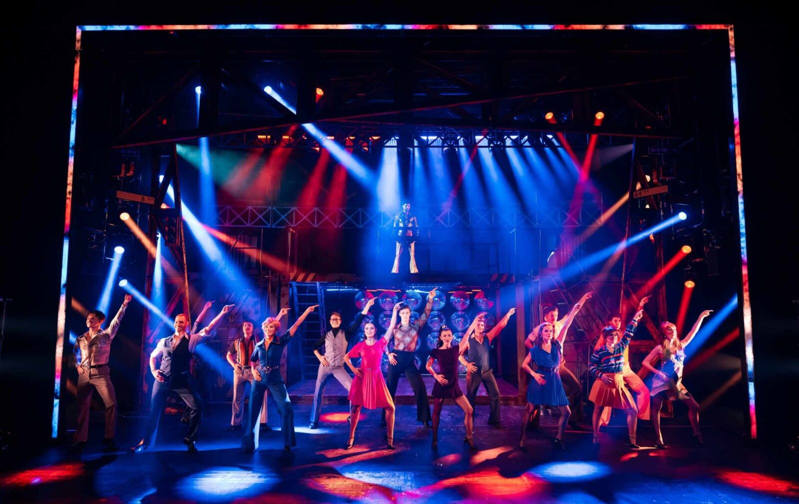 Alexander Auler (Tony Manero) mit Ensemble Saturday Night Fever &copy; Nico Moser