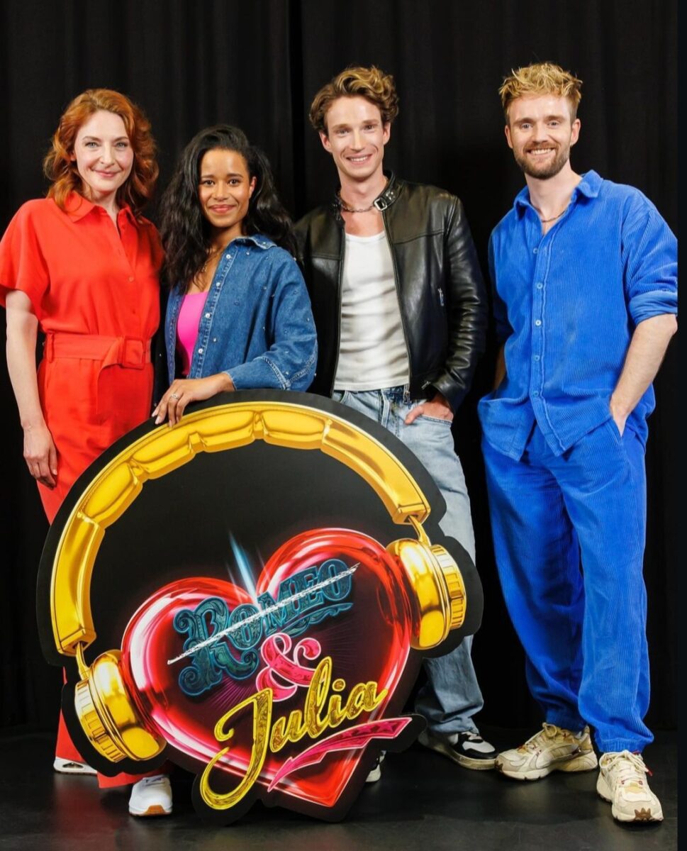 Die Hauptbesetzung von "& Julia" in Hamburg: Willemijn Verkaik (Anne Hathaway), Chiara Fuhrmann (Julia Capulet), Raphael Groß (Romeo Montague), Andreas Bongard (William Shakespeare) © Morris Mac Matzen / Stage Entertainment