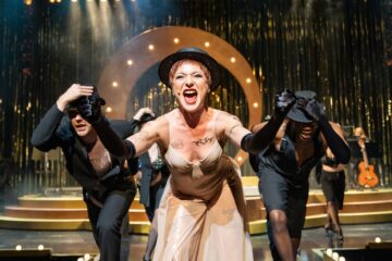 Sophia Euskirchen (Sally Bowles) mit den Kit Kats Evert Bakker (links) und Christopher Hemmans (rechts) © Stephan Walzl