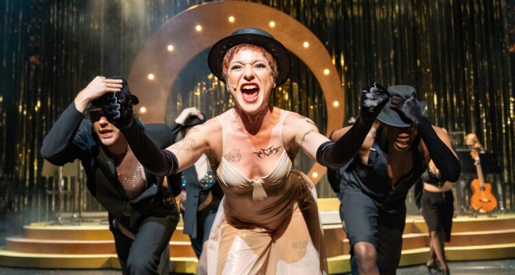 Sophia Euskirchen (Sally Bowles) mit den Kit Kats Evert Bakker (links) und Christopher Hemmans (rechts) © Stephan Walzl